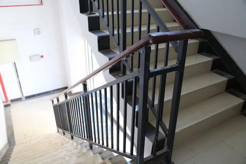 新钢长春楼梯扶手怎么保证不生锈